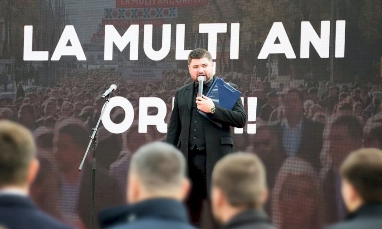Prezentatorul concertelor lui Ilan Șor vrea să fie președinte. CEC examinează dacă înregistrează grupul de inițiativă. Avelin Tabarcea, prezentatorul concertelor organizate de echipa fugarului Ilan Șor, vrea să fie președinte al Republicii Moldova. El a cerut Comisiei Electorale Centrală să-i fie înregistrat grupul de inițiativă. Cel din urmă, dacă va fi înregistrat, va colecta semnături în susținerea candidatului