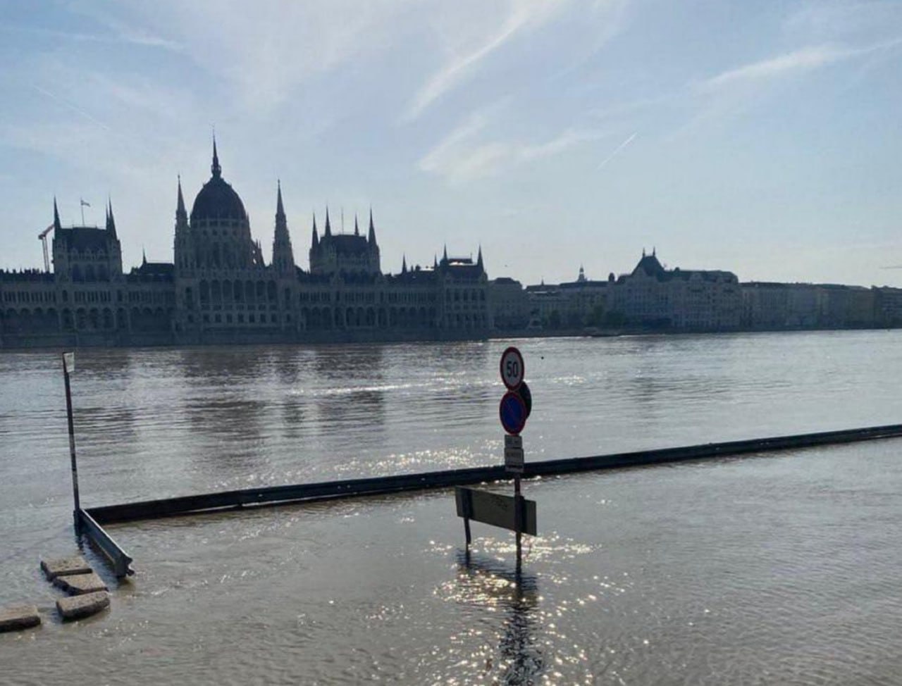 Dunărea iese din albie la Budapesta, după ploile torențiale aduse de ciclonul Boris. Locuitorii stivuiesc saci cu nisip