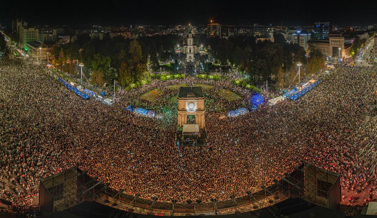 Primarul Capitalei, Ion Ceban, galerie foto din dronă de la evenimentul de ieri din PMAN: __"Cineva spune că au fost 10 mii, alții că au fost 100 de mii în PMAN. Concluzia vă aparține, însă noi am reușit, împreună cu tinerii, să creăm o Capitală a Tineretului".__