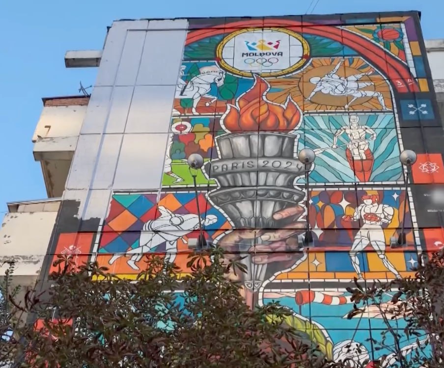 Bannerul publicitar din centrul Chișinăului, care acoperea muralul "Visul Olimpic", a dispărut de pe clădire