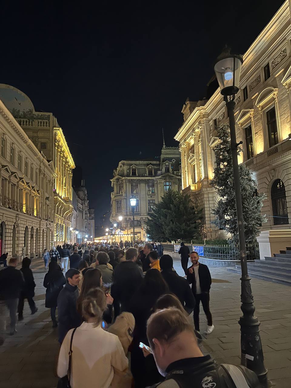 Cozi enorme la București înainte de ora 21:00. Biroul electoral a decis să prelungească activitatea la toate 3 secții de vot până la ora 23:00