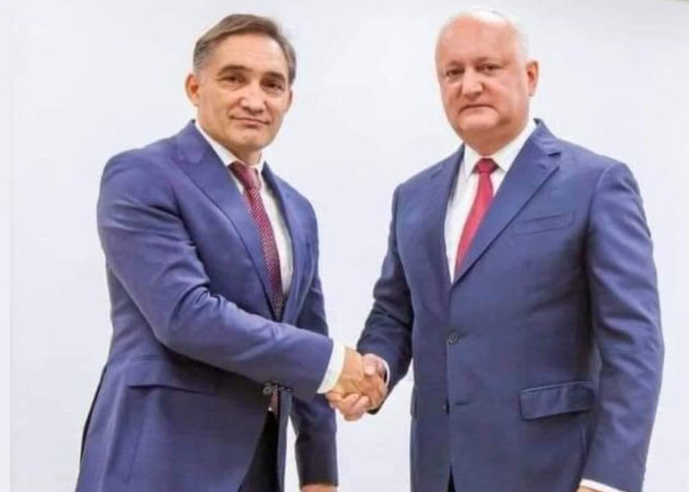 Pe rețelele de socializare a început un flashmob: "Să rupem toarta a 2-a la kuliok", după ce Stoianoglo a declarat că nu contează ce era în kuliokul transmis de Plahotniuc lui Dodon