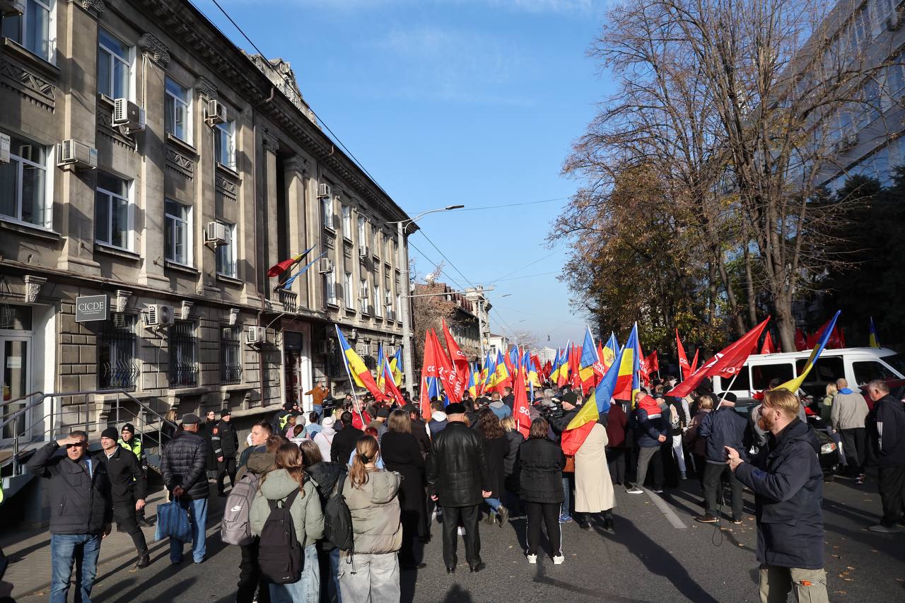Bifă pentru organizarea unui protest. Protest în susținerea lui Stoianoglo, dar fără candidatul „poporului”, azi duăpă amiază la Comisia Electorală Centrală.  Igor Dodon: „Adevăratul președinte nu-i numește hoți și bandiți pe cetățenii săi”