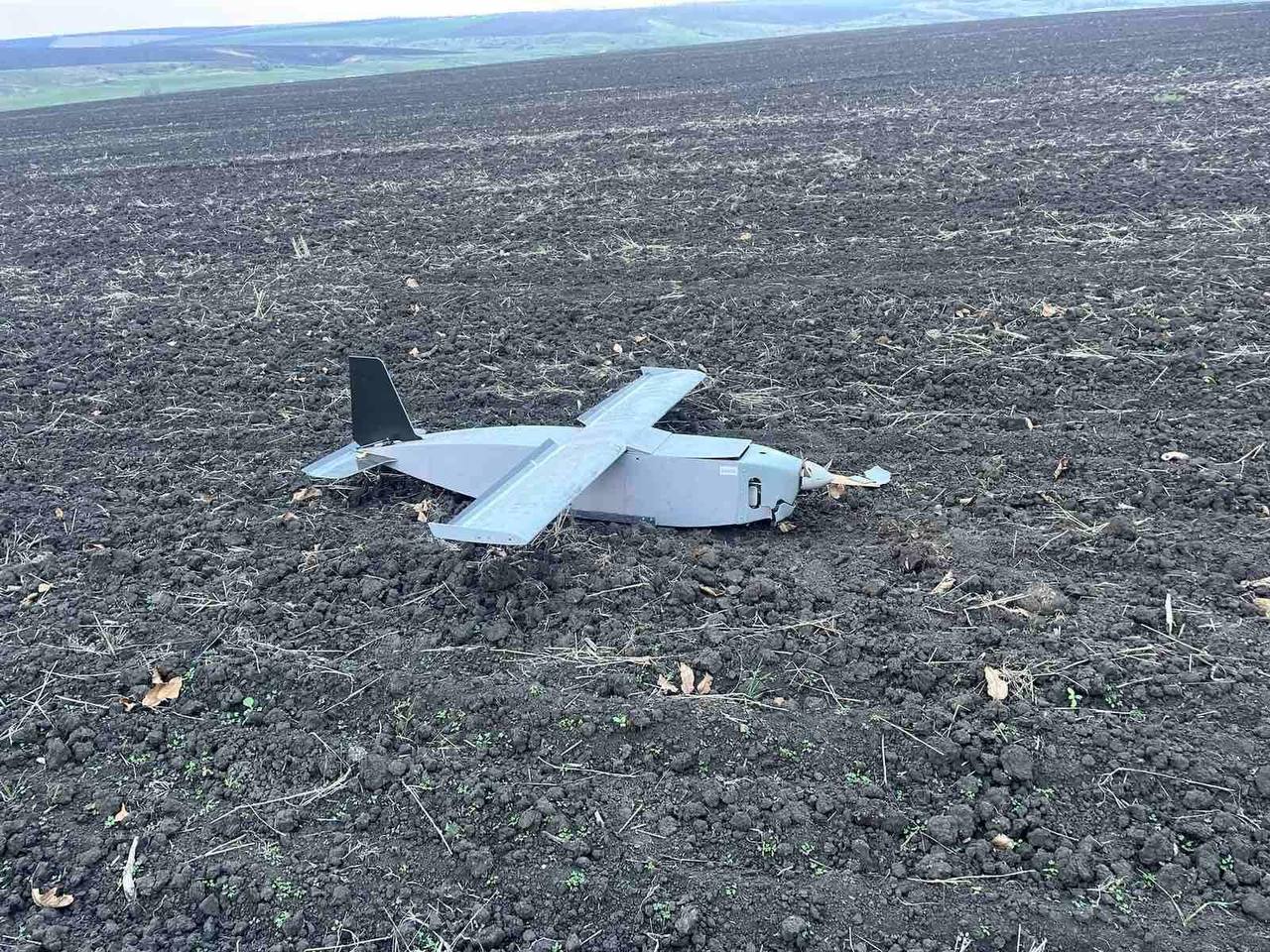 Rușii amenință din nou securitatea cetățenilor din Moldova. Poliția Națională informează că, în weekend Poliția a identificat 2 drone căzute pe teritoriul țării noastre - una la Căușeni și alta la Rîșcani