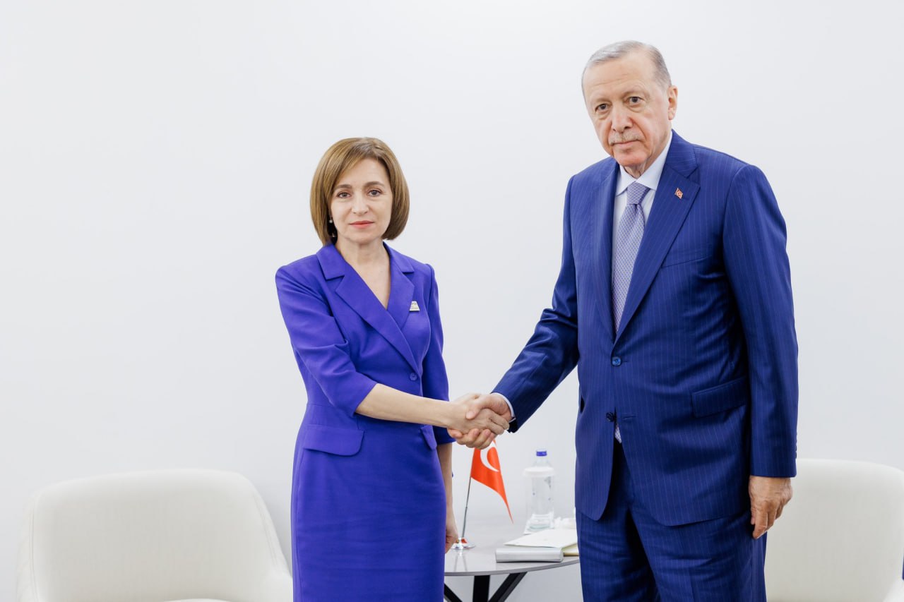 Maia Sandu și Recep Tayyip Erdogan au avut o întâlnire bilaterală la Baku. Ce au discutat: „Cu președintele Erdogan am discutat despre pacea și stabilitatea regională, precum și despre Găgăuzia – o punte între țările noastre. Împreună, ne propunem să conservăm limba găgăuză, clasificată de UNESCO ca fiind pe cale de dispariție, și să protejăm cultura găgăuză – o parte importantă a identității Moldovei”, a scris Maia Sandu pe X