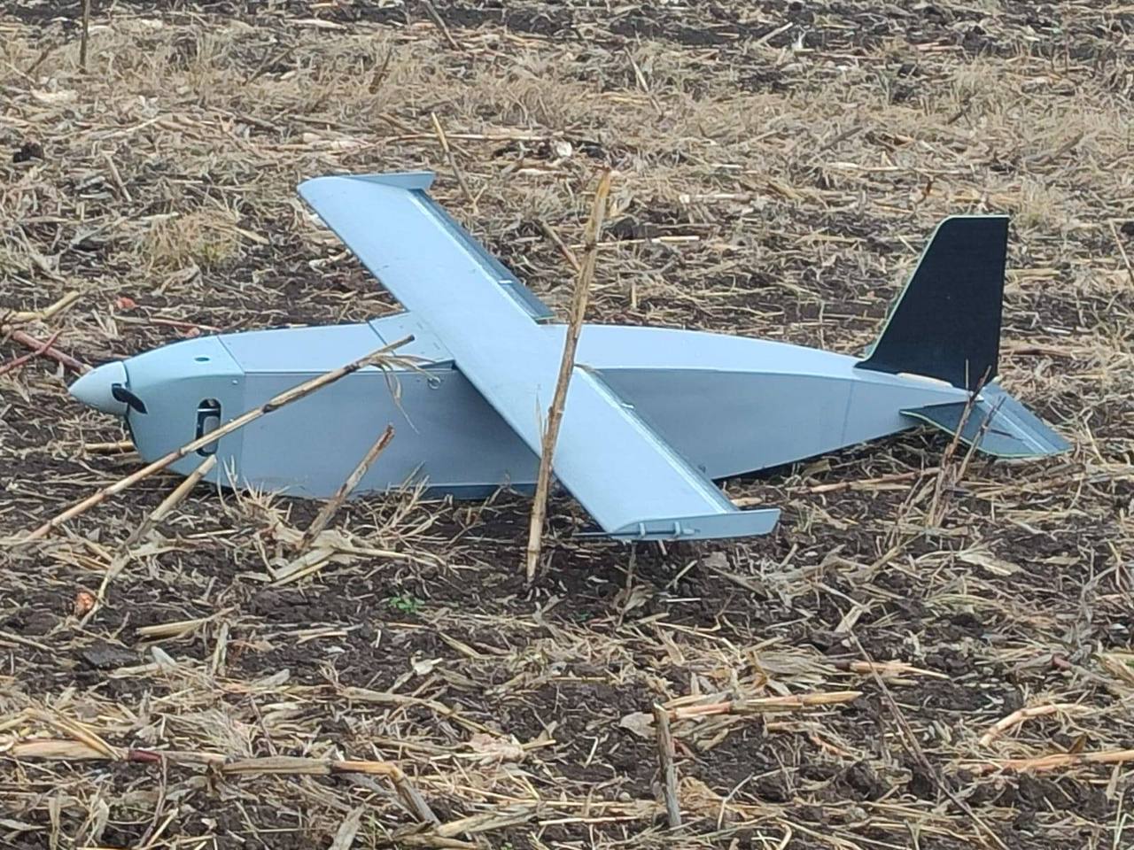 Încă un incident pe teritoriul R. Moldova. O dronă a fost găsită în raionul Criuleni. Poliția Națională informează că, acum o oră, polițiștii din Criuleni au fost alertați despre depistarea unei drone în extravilanul localității Coșernița.  Informațiile au fost comunicate imediat autorităților competente, iar în zona căderii dronei accesul cetățenilor a fost restricționat