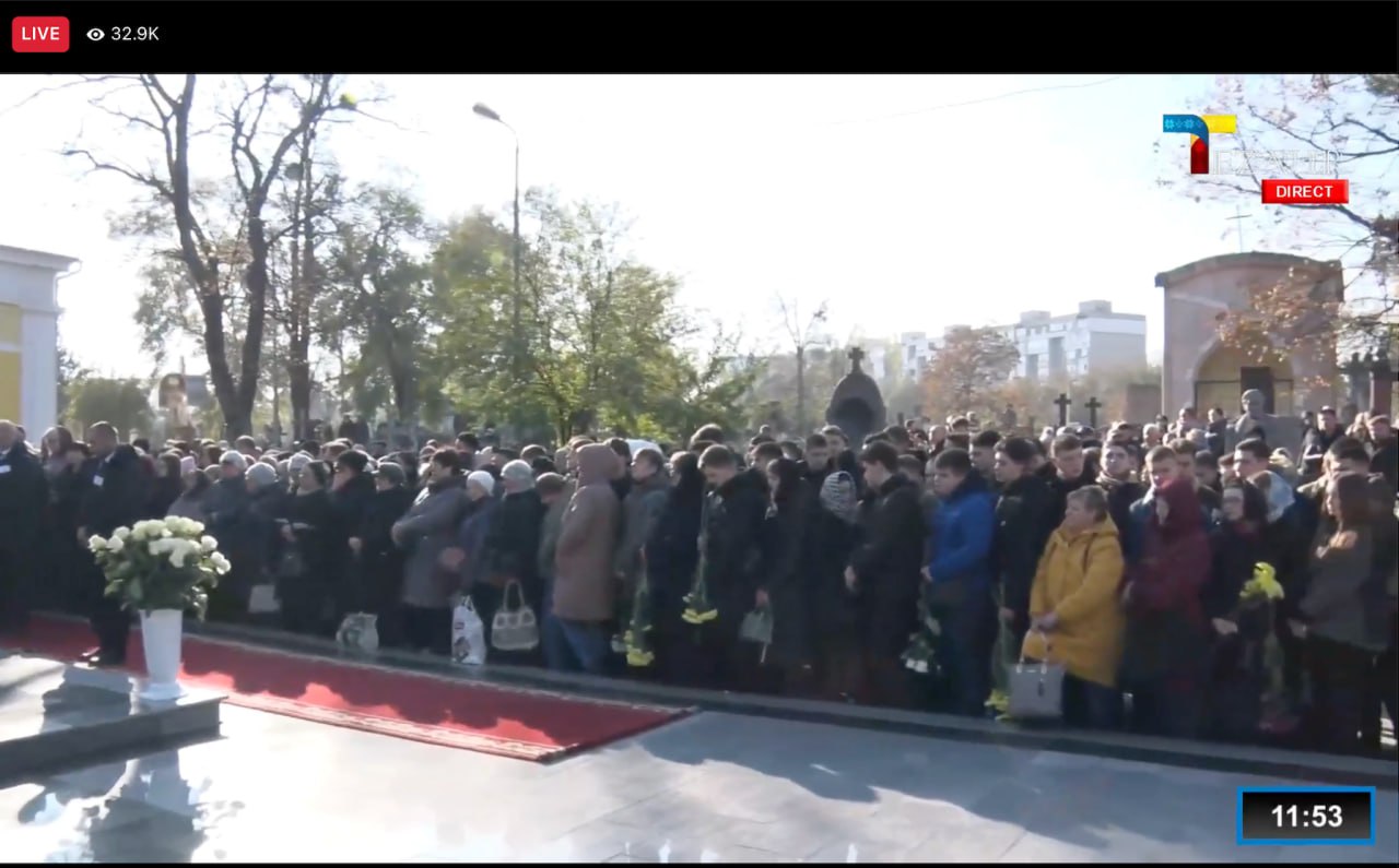 Andreea Cuciuc este condusă acum pe ultimul drum. Un LIVE pe Internet arată că cca 30 000 de persoane urmăresc funeraliile