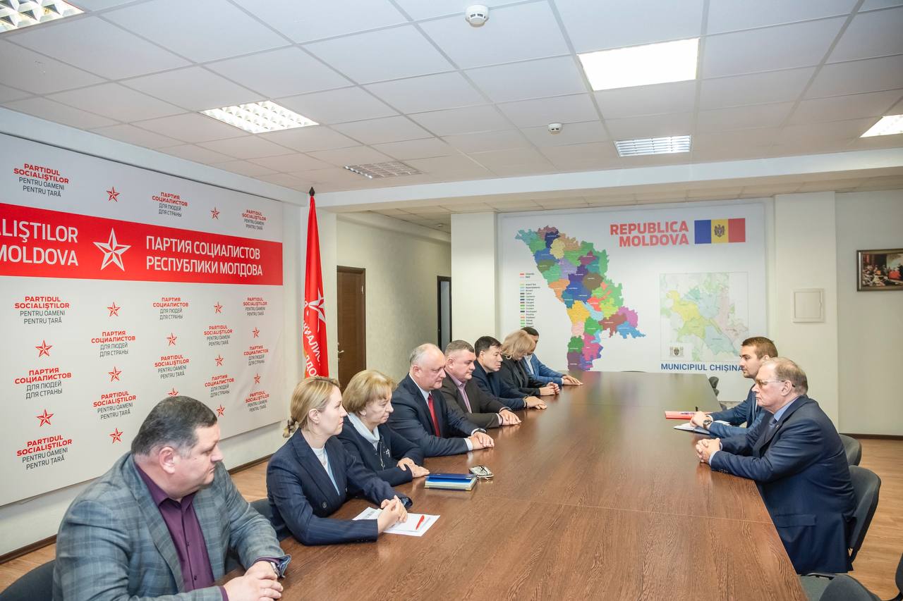 În ziua când s-au împlinit 1000 de zile de la atacul Rusiei asupra Ucrainei, în urma căruia au de suferit mln de oameni, Igor Dodon și PSRM s-au întâlnit cu Ambasadorul rus la Chișinău, Ozerov