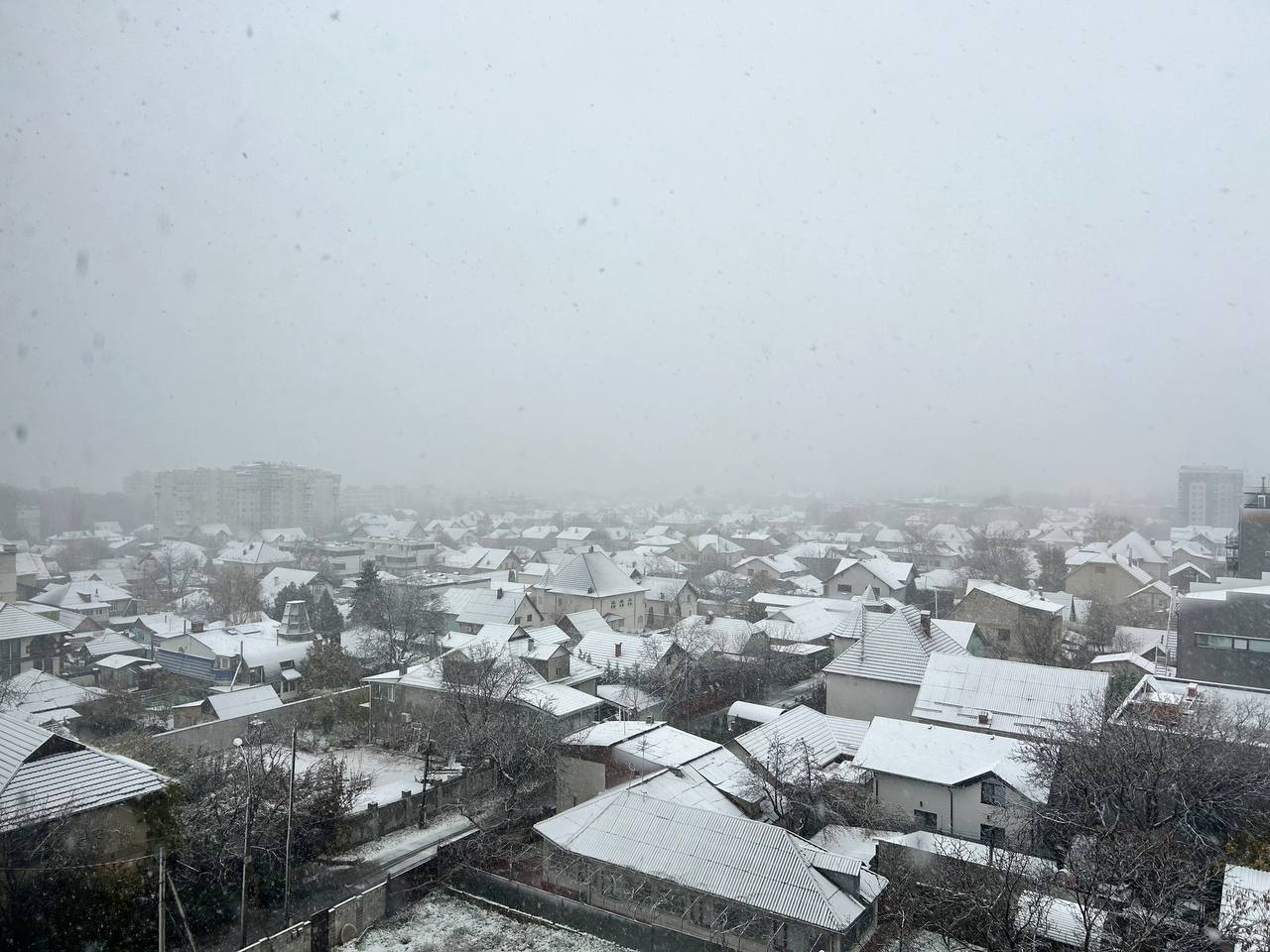 Precipitații sub formă de ploaie și ninsoare în R. Moldova. Poliția a venit cu un mesaj către șoferii care încă nu și-au echipat mijloacele de transport cu pneuri pentru sezonul rece. Totodată a cerut conducătorilor auto să păstreze o distanță mai mare între mașini și să reducă din viteză