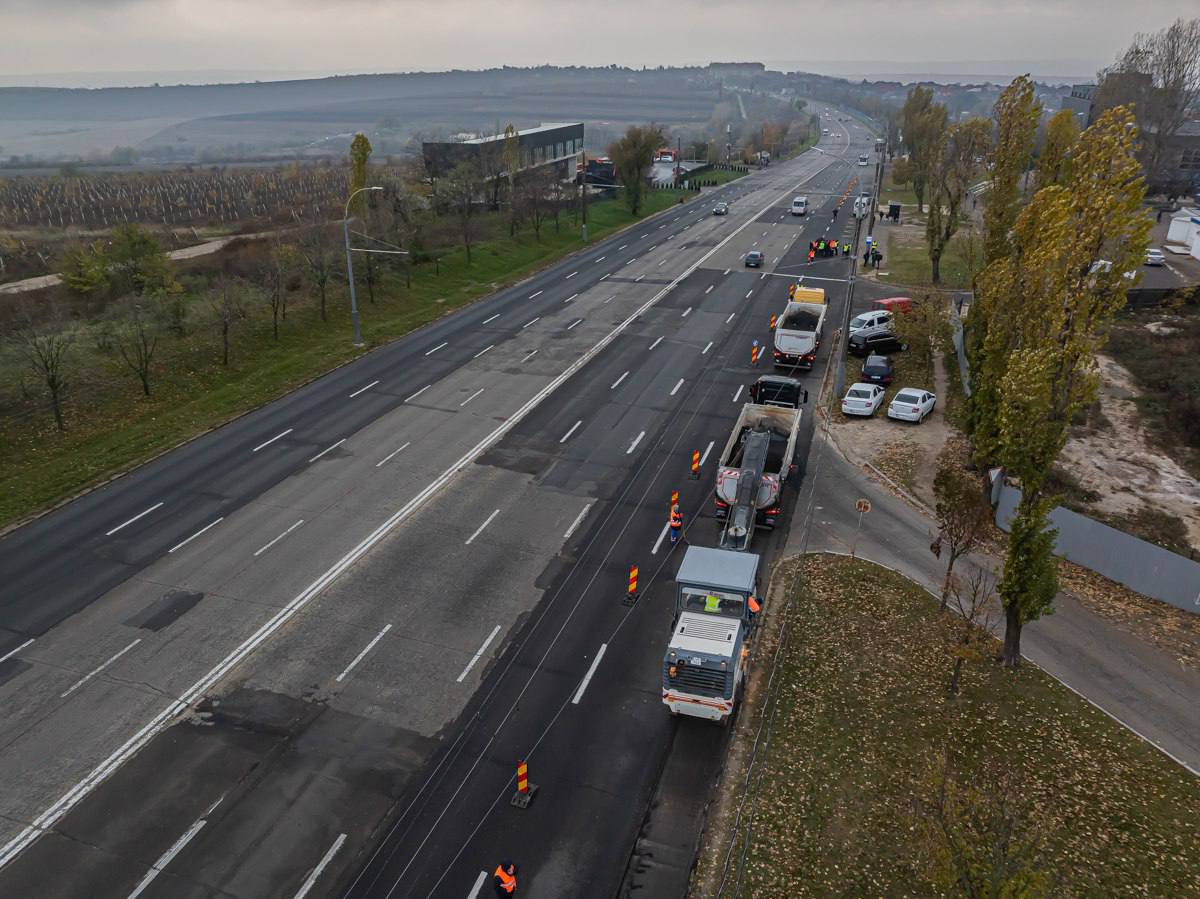 Primăria Capitalei a anunțat zilele trecute că au început lucrările de reabilitare a șoselei Hîncești, pe tronsonul cuprins între strada Sihastrului (semaforul de la Kaufland) și intrarea în orașul Ialoveni. Conform contractului de execuție, lucrările urmează a fi realizate în termen de până la un an, iar valoarea proiectului este de 81,2 milioane de lei. Șoseaua Hîncești este una din cele mai importante artere rutiere, cu o lungime de 3,4 km și 8 benzi de circulație, care conectează capitala cu orașul Ialoveni, dar și cu tot sudul țării
