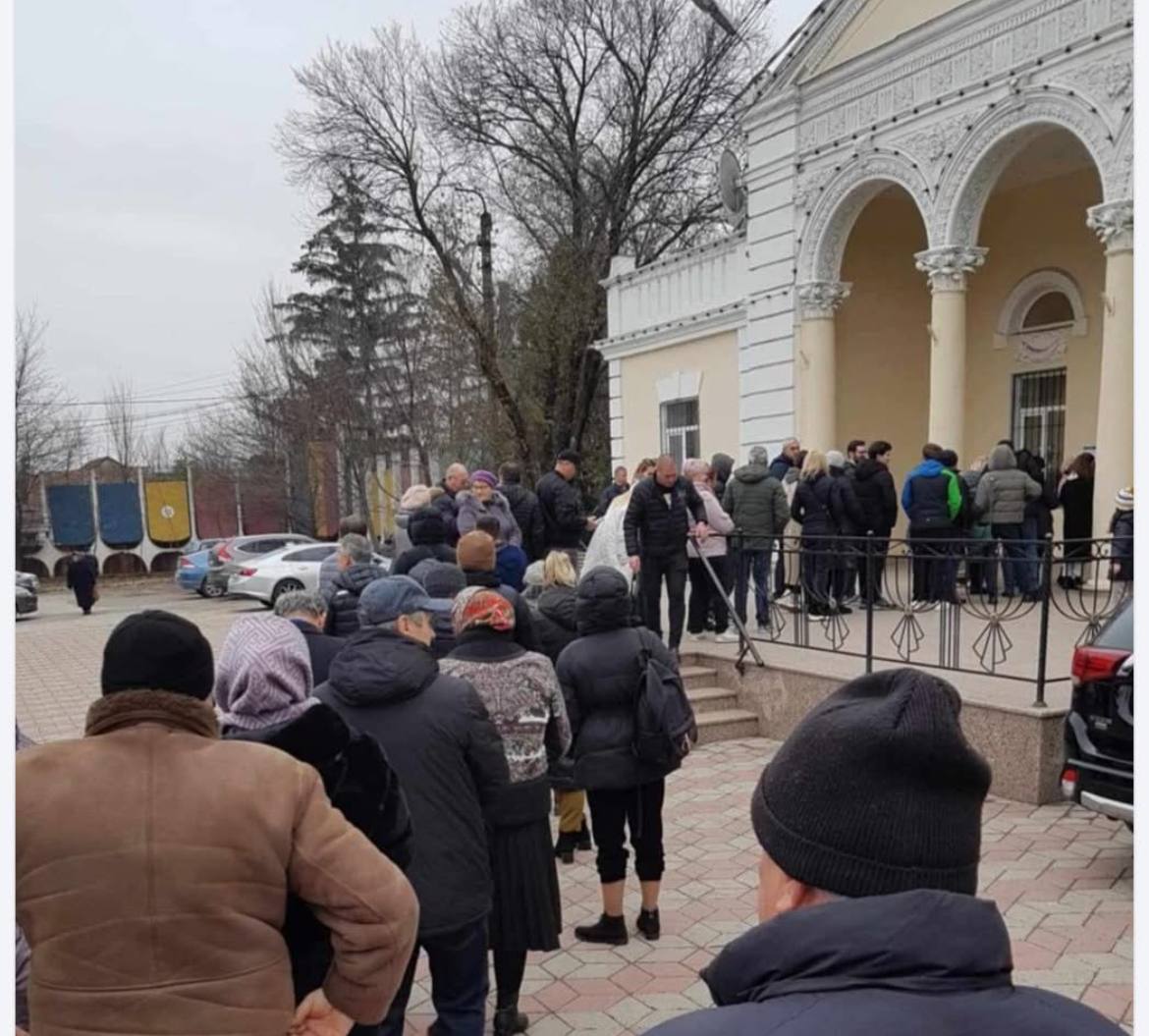 Sunt cozi la unele secții de vot din Chișinău și suburbii la alegerile parlamentare din România