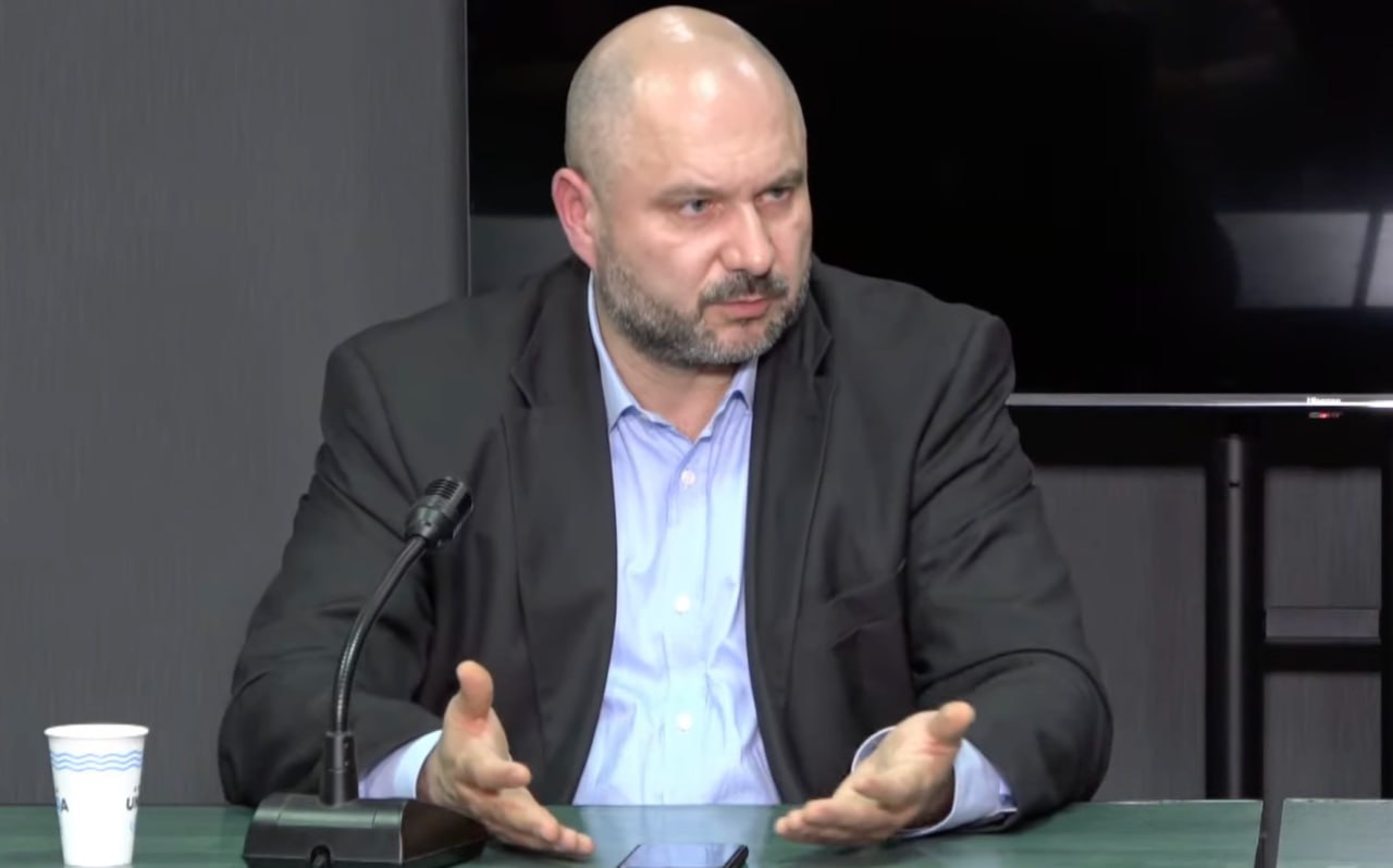 Parlicov: "Poate asta e greșeala mea, dar eu nu am făcut show, nu am scandalizat lucrurile, dar părerea mea este că ratarea achizițiilor ține de Energocom. Câteva elemente: Când au fost cele mai bune prețuri - ianuarie până în aprilie - Energocom vindea gazul către MoldovaGaz, avea preț garantat, gaz în stoc, și pe piață gazul era ieftin. În opinia mea atunci, Energocom trebuia să cumpere gazul ieftin de pe piață, să-l dea la MoldovaGaz cu preț stabilit prin decizia CSE, politic asumat. Astfel, stocurile de gaz, portofoliul, trebuia să se ieftinească semnificativ. Ei trebuiau sa intre în vară cu stoc la preț bun