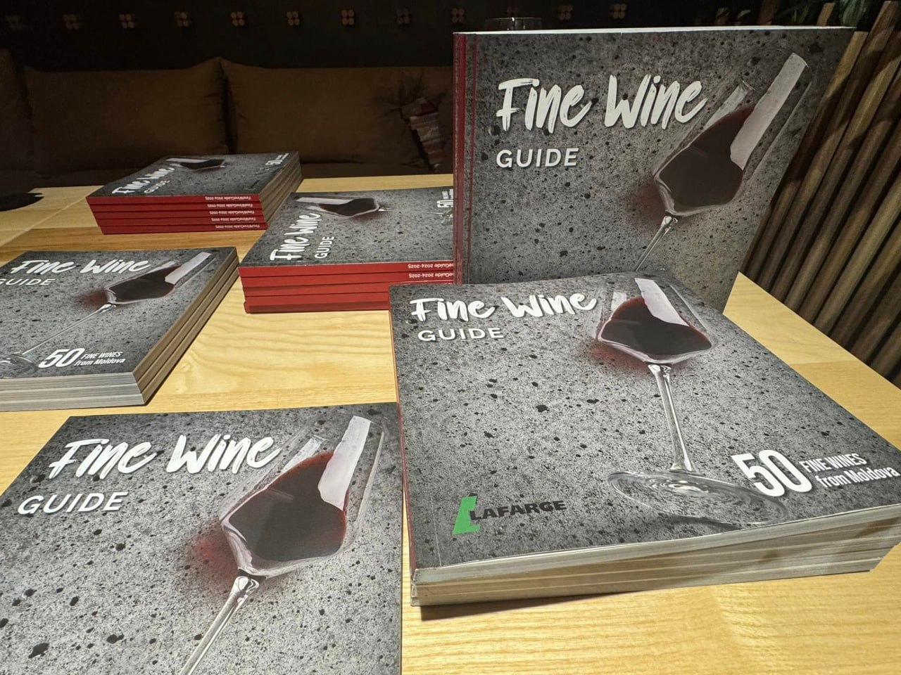 O nouă ediție a ghidului vinurilor bune din Moldova, Fine Wine Guide 2024 / 2025, a fost prezentată, miercuri seara, la Chișinău. Autorul, jurnalistul Andrei Cibotaru, prezintă o selecție cu 50 de vinuri, divinuri și alte băuturi specializate din Republica Moldova. Fiecare cramă este reprezentată câte un vin. Este o selecție non-ierarhică, cu vinuri albe și roșii, seci sau dulci, neapărat vinuri bune. Ghidul este scris în limbile română și engleză