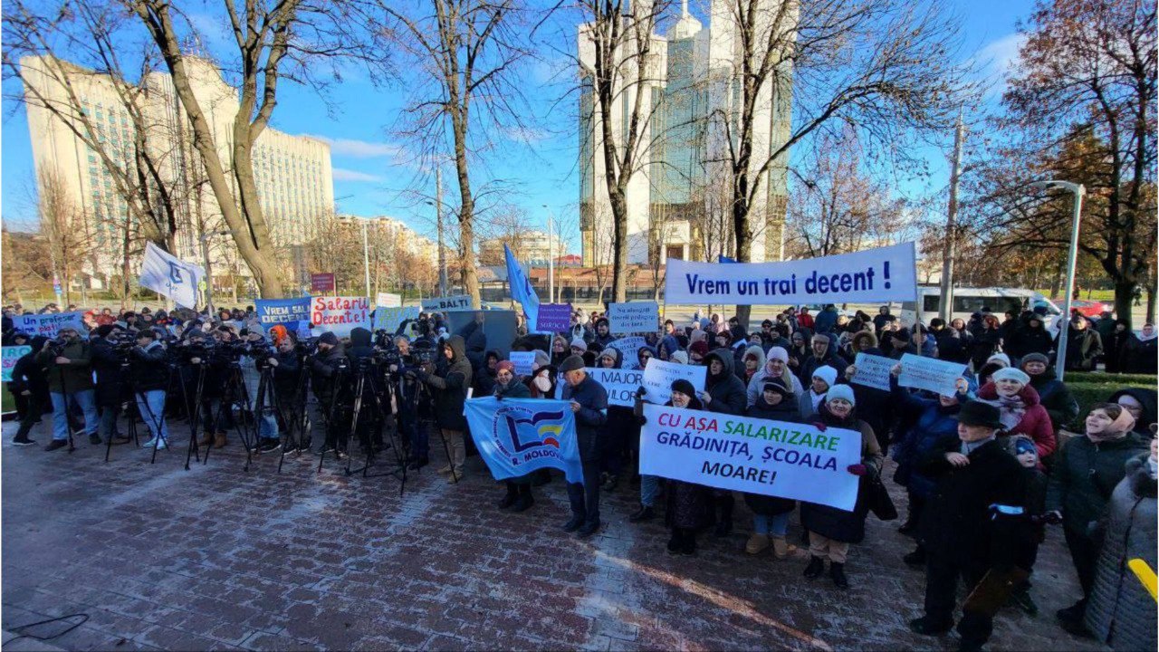 Profesorii protestează în fața Parlamentului: „Cu așa salarizare, grădinița, școala moare”. Cadrele didactice cer o creștere a salariilor cu 35%, în comparație cu 9% propuse de Guvern