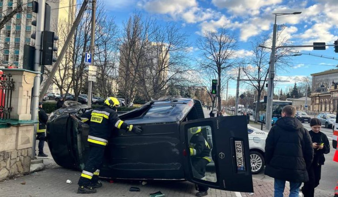 Chișinău. Zbura pe banda transportului public: Momentul în care taximetrul implicat în accidentul de pe str. Lazo lovește lateral Opel-ul și-l răstoarnă