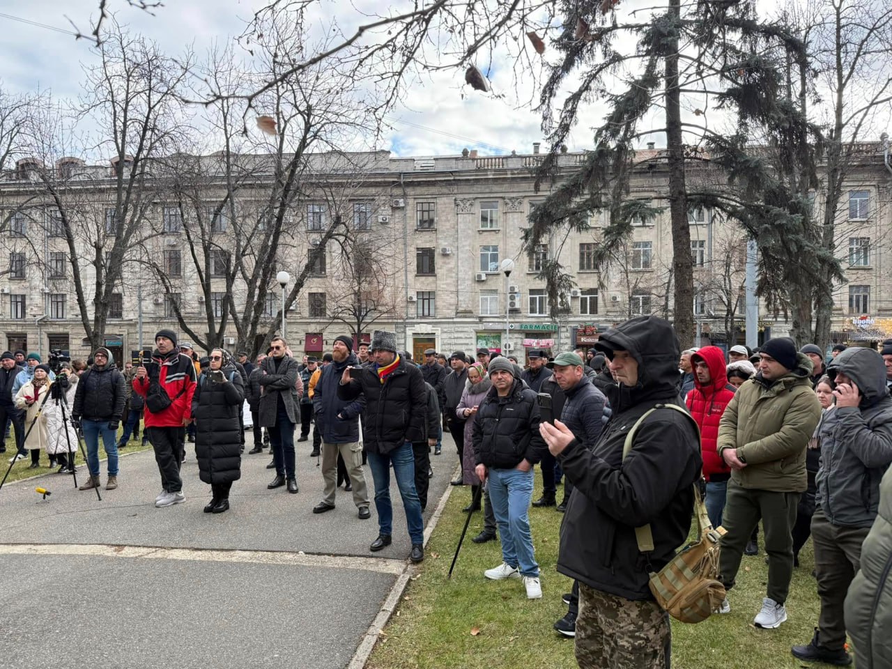 Câteva zeci de agricultori, în frunte cu Alexandr Slusari și Sergiu Stefanco, protestează azi în fața clădirii Guvernului