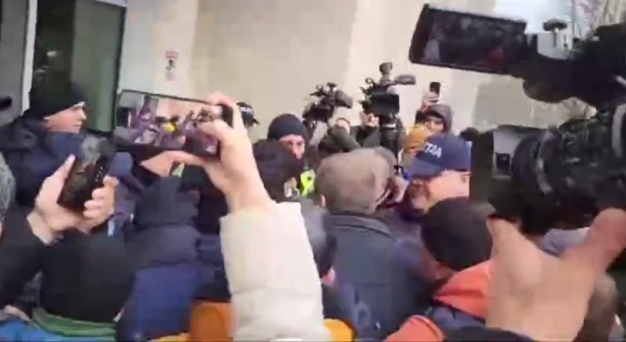 O parte dintre participanții la protest au încercat să forțeze intrarea în Guvern și s-au îmbrâncit cu polițiștii. Ulterior spiritele s-au calmat, iar aceștia țin discursuri la microfon la intrarea în Executiv