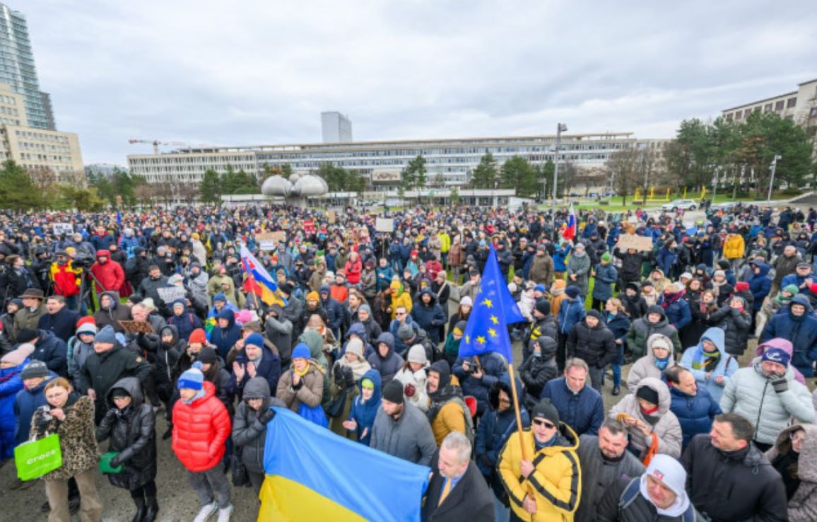 „Gata cu Rusia” și „Miroase a trădare”. Proteste în capitala Slovaciei, după vizita lui Fico la Moscova