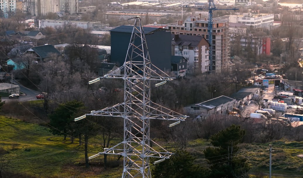 SA Energocom anunță că, împreună cu operatorii sistemelor de transport din România și Republica Moldova, Transelectrica și Moldelectrica, a identificat soluții pentru a acoperi integral deficitul de 484 MWh necesari pentru astăzi, 14 ianuarie
