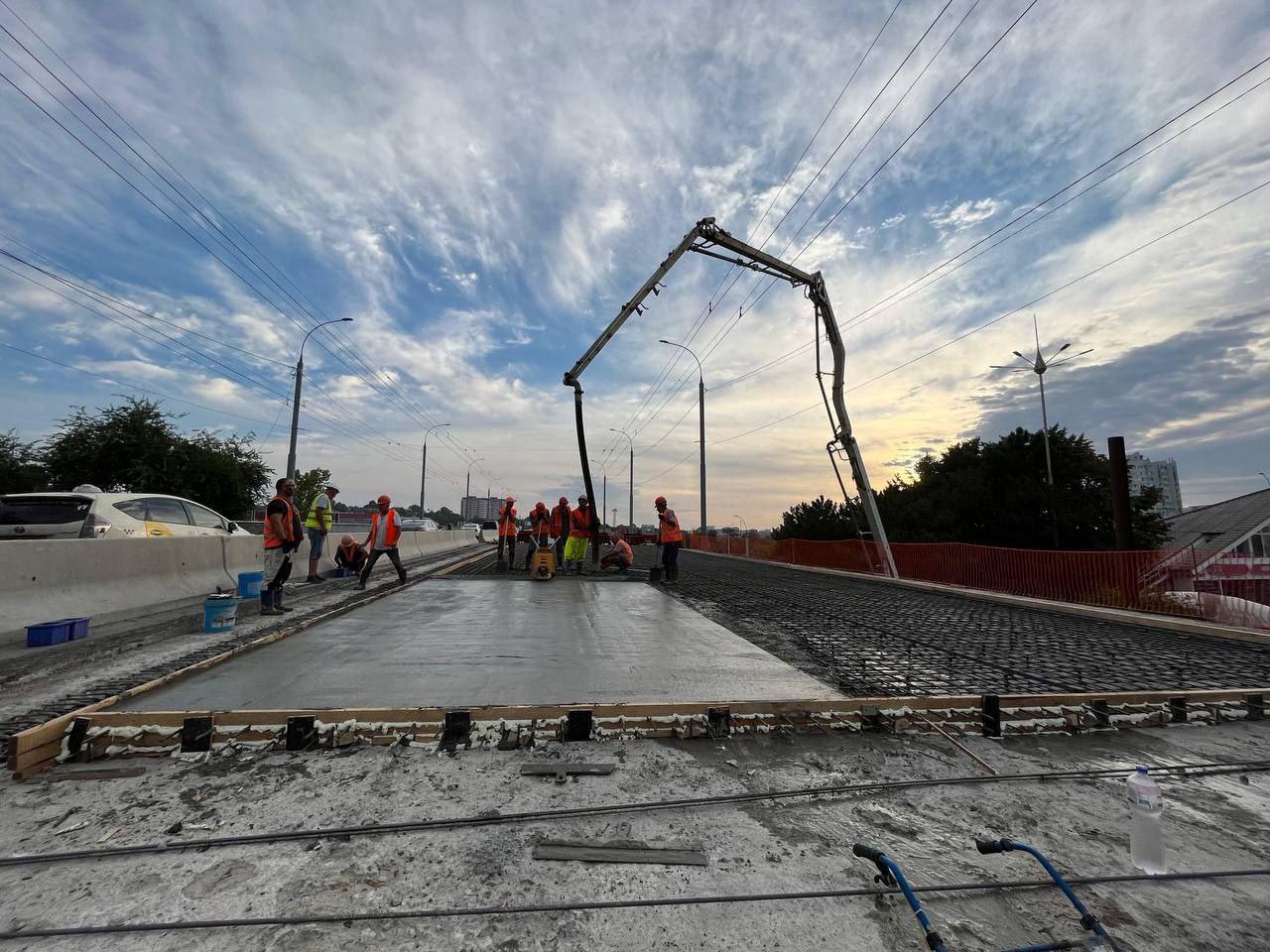 Chișinău: Circulația pe ambele benzi pe podul Mihai Vitează s-ar putea deschide în iulie 2025. Totuși, lucrările vor fi finalizate la sfârșitul anului: Motivul din care termenul de finalizare a lucrărilor a fost extins este efectuarea unor lucrări suplimentare și realocarea comunicațiilor