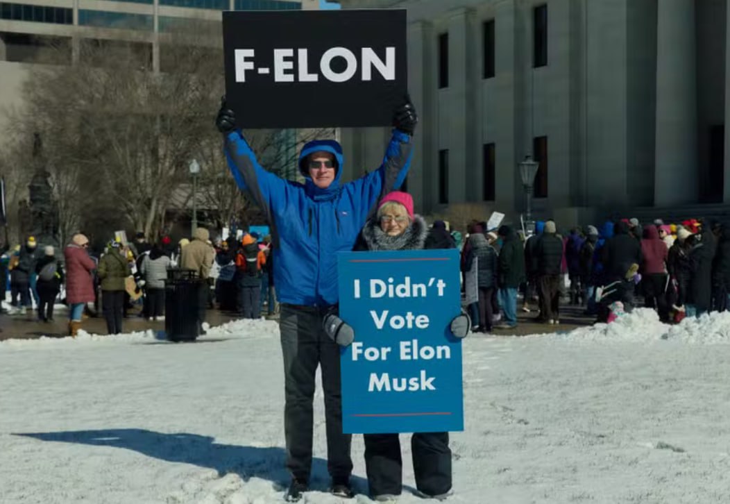 Mici proteste în SUA, împotriva tăvălugului început de Trump și Musk: Mii de oameni au protestat luni în SUA în mai multe regiuni împotriva concedierii angajaților federali, a încălcării mecanismelor de control și echilibru și a influenței celui mai bogat om din lume de la Casa Albă, anunță Le Monde
