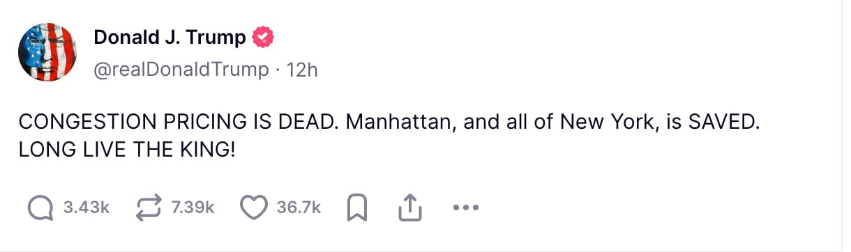 Grandomania lui Trump continuă să dea pe din afară: Ieri a semnat un ordin prin care spune că a rezolvat o problemă cu traficul din New York. A scris pe rețeaua sa că a soluționat problema și l-a sfârșit: "Long live the KING", referindu-se la el. În trecut, expresia era folosită în monarhiile  europene pentru a aclama regii: "Viața lungă regelui"