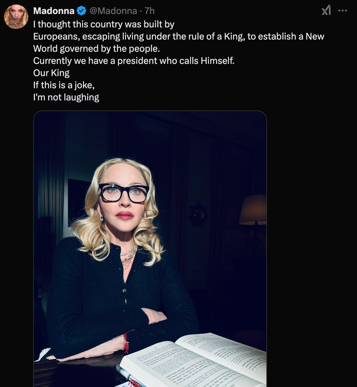 Madonna își pune întrebări despre noua administrație Trump și modul cum și-a propus să conducă: "Această țară a fost construită de europenii care au fugit de regi și monarhii, pentru a crea o nouă lume guvernată de oameni. Avem acum un președinte care s-a autointitulat Rege. Dacă asta e o glumă, nu pot să râd"