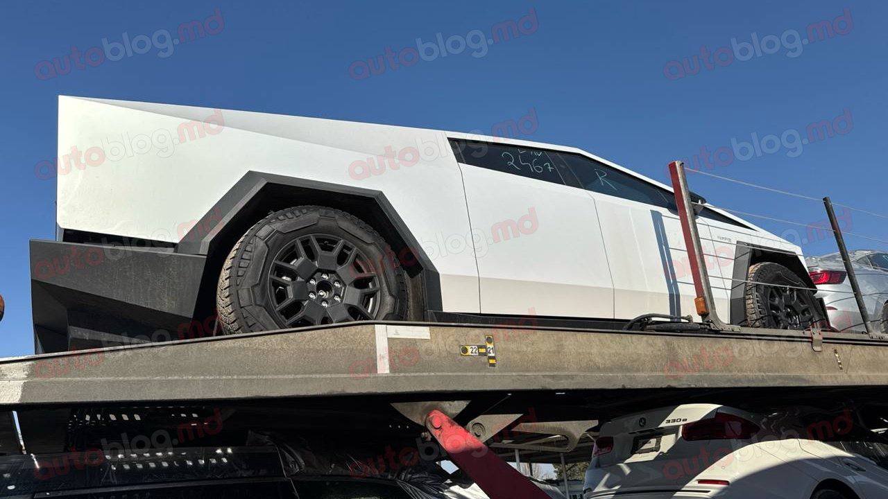 O mașină Tesla CyberTruck, văzută la Vama Leușeni