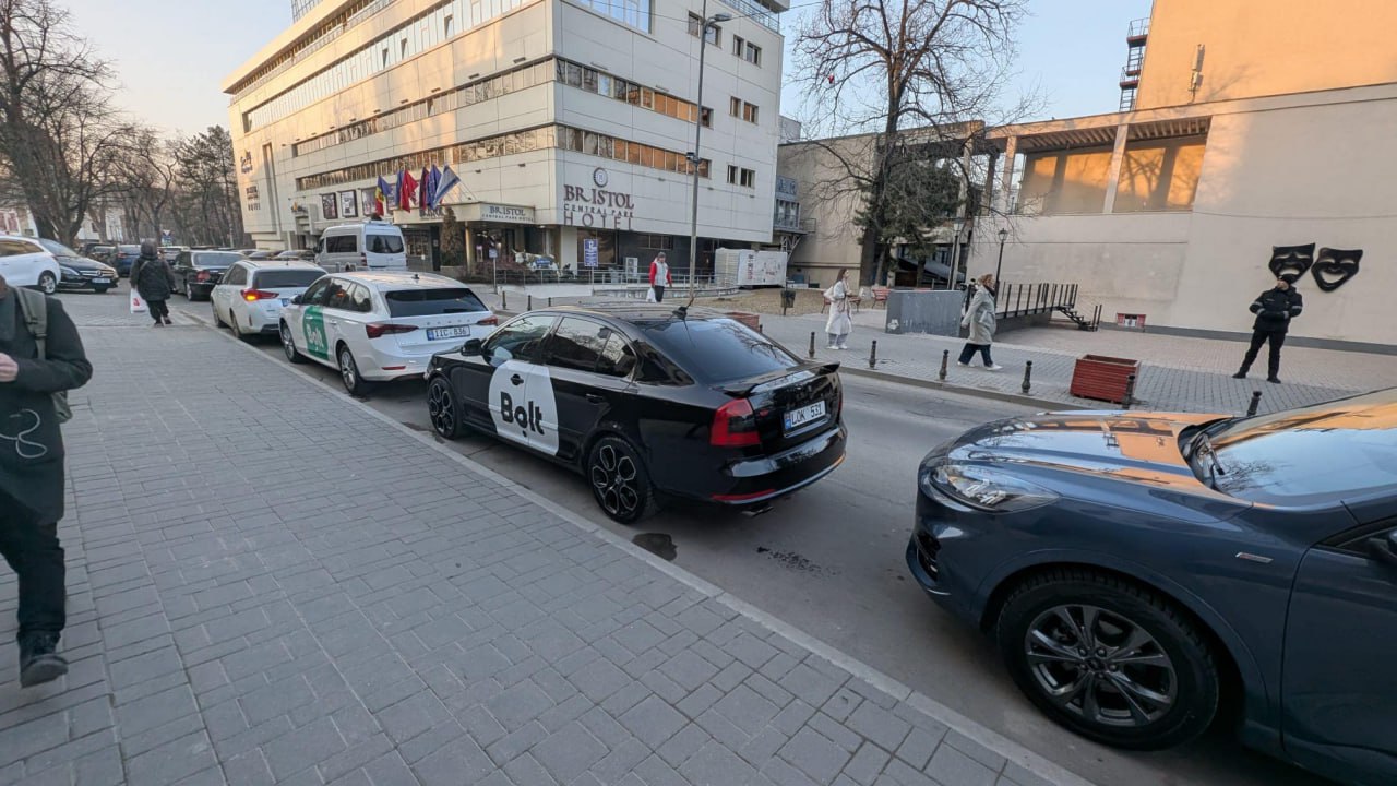 Ministrul Economiei Dumitru Alaiba anunță că serviciul de ride-sharing baltic - BOLT (precum UBER) - s-ar pregăti să se lanseze în Moldova. Fără să ofere detalii, acesta scrie că "în curând, mult mai multe pe toate străzile orașului nostru"