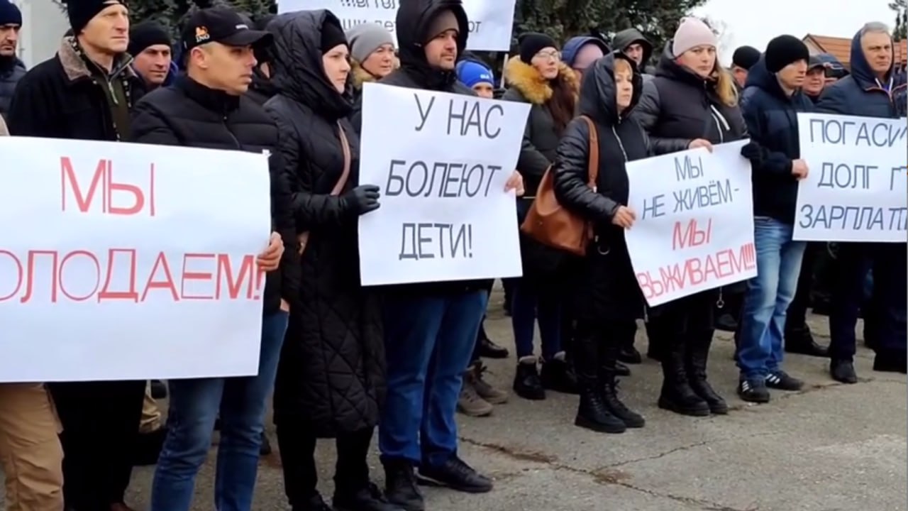 Feroviarii de la Ocnița au ieșit azi la protest în centrul orașului. Aceștia au protestat contra guvernării și a ministrului Bolea, solicitând să li se achite salariile restante