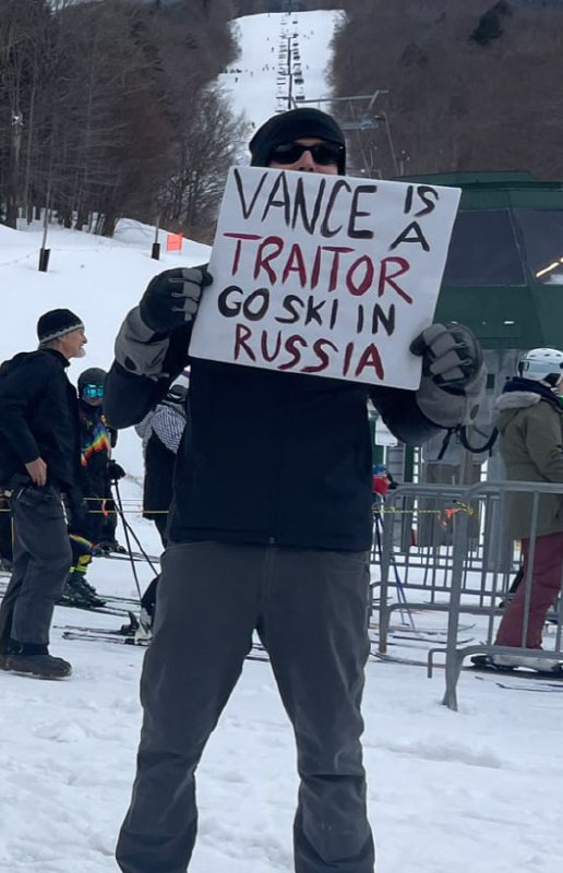 După ce a fost cel care a provocat cearta cu Zelensky în Biroul Oval de la Casa Albă, vicepreședintele SUA, JD Vance s-a dus la ski cu familia în Vermont. Acolo, surpriză: A fost întâlnit cu proteste și cu pancarte pe care scria: "Vance, ești un trădător, du-te la ski în Rusia"