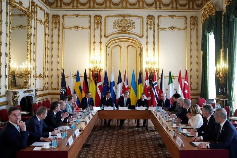 La Londra a avut loc azi un summit extraordinar de securitate. Keir Starmer anunță că Marea Britanie va trimite “trupe la sol și avioane în aer” în Ucraina, în cazul încheierii unui acord de pace, iar alte națiuni se vor alătura. Ursula von der Leyen: “Trebuie să reînarmăm urgent Europa și să ne pregătim pentru ceea ce e mai rău”