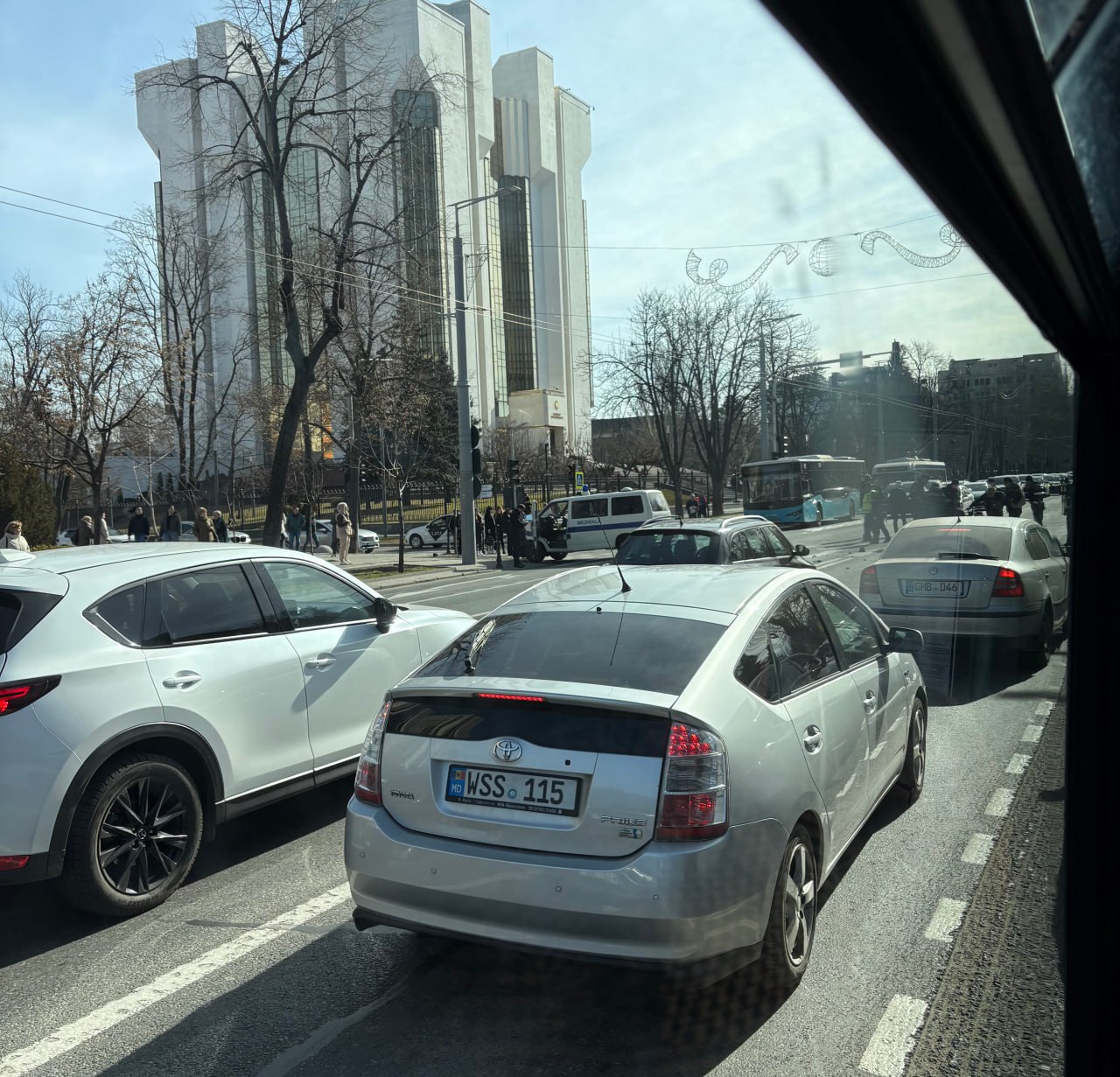 Accident cu implicarea unei ambulanțe în centrul Capitalei. Traficul a fost blocat pentru moment. O persoană primește îngrijiri medicale chiar în mijlocul intersecției
