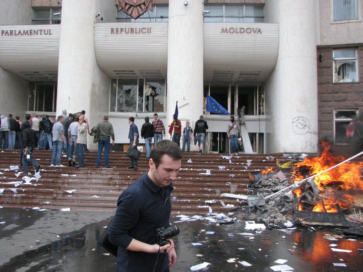 Pe 7 aprilie 2009 aveam puțin peste 5 ani de când făceam reporterie, tocmai ieșit de pe băncile facultății. Cu laptopul pe umeri, un stick USB și un aparat foto, am transmis prin fotografii și text, întâi în română, apoi în engleză (după ce autoritățile comuniste au încercat să blocheze rețeaua Internet) către întreaga lume ce se întâmpla în Chișinău: __"Imagini dezolante: Clădirile Parlamentului și președinției - distruse, provocatori - nepedepsiți".__