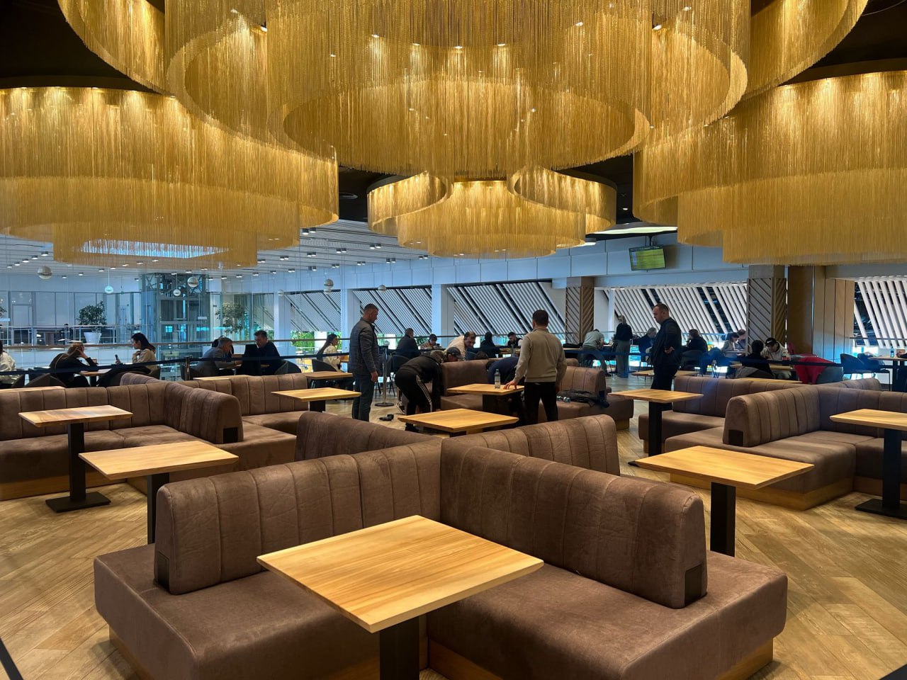 Noutăți la Aeroport: Administrația anunță dotarea cu mobilier nou în restaurantele din zona de așteptare și în business lounge