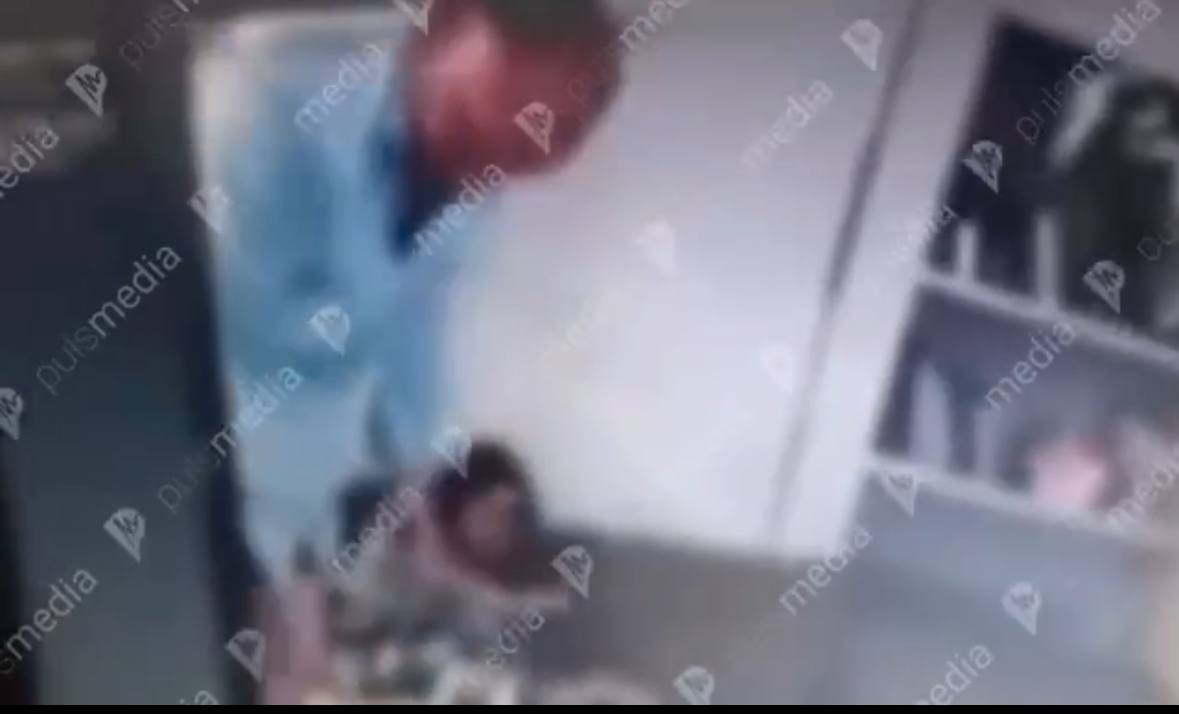 A apărut secvența video de la Poliție cu momentul în care agenții au intrat în casa deputatului Vasile Bolea, iar acesta o ținea imobilizată pe soția sa. Polițiștii au fost chemați de un copil care a sunat la 112