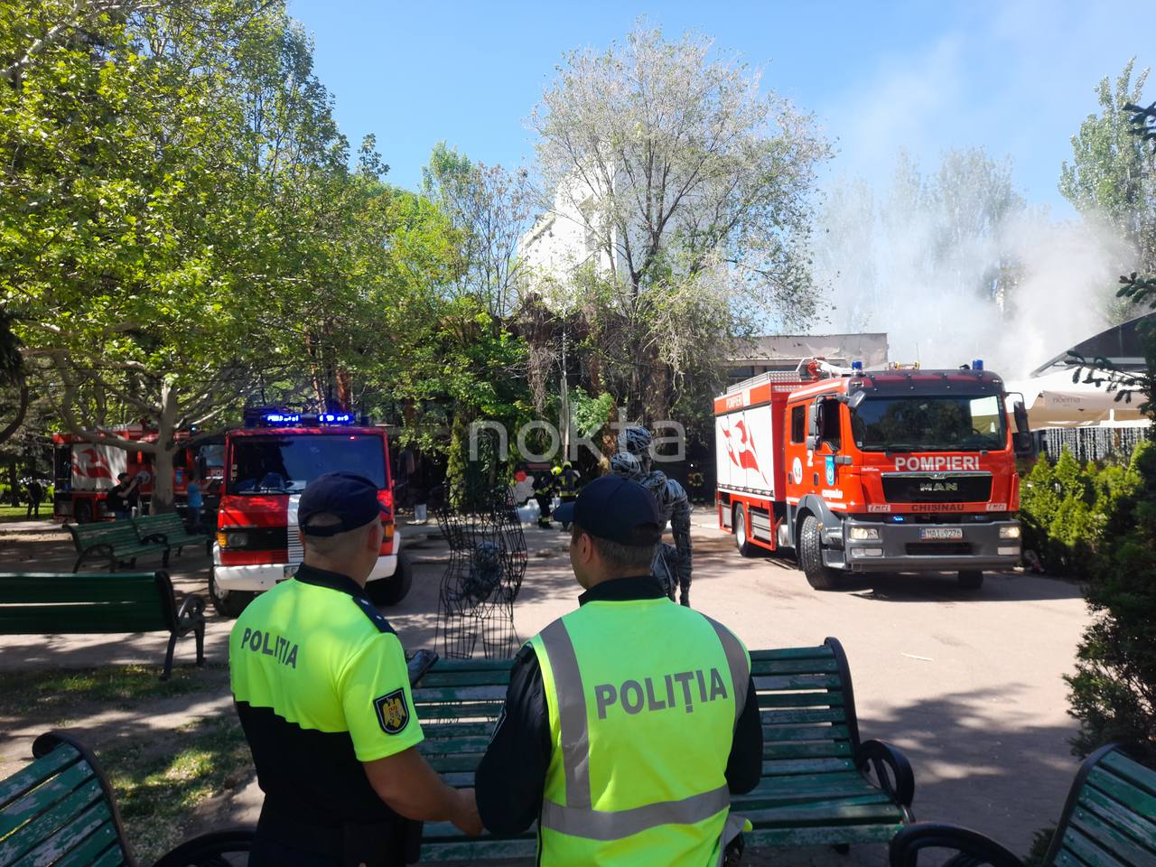 Incediu în centrul Capitalei, în parcul central Ștefan cel Mare. Potrivit primelor informații, focul a izbucnit în zona restaurantului Noema / clădirea Guguță