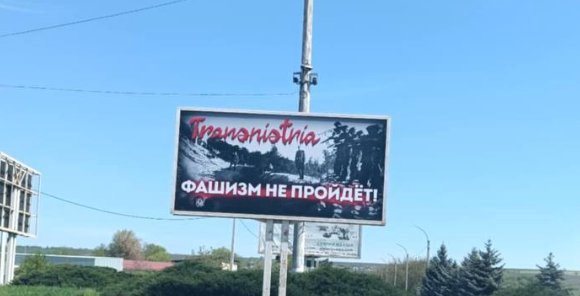„Transnistria” și „Fascismul nu va trece”. Panouri instalate de separatiștii de la Tiraspol