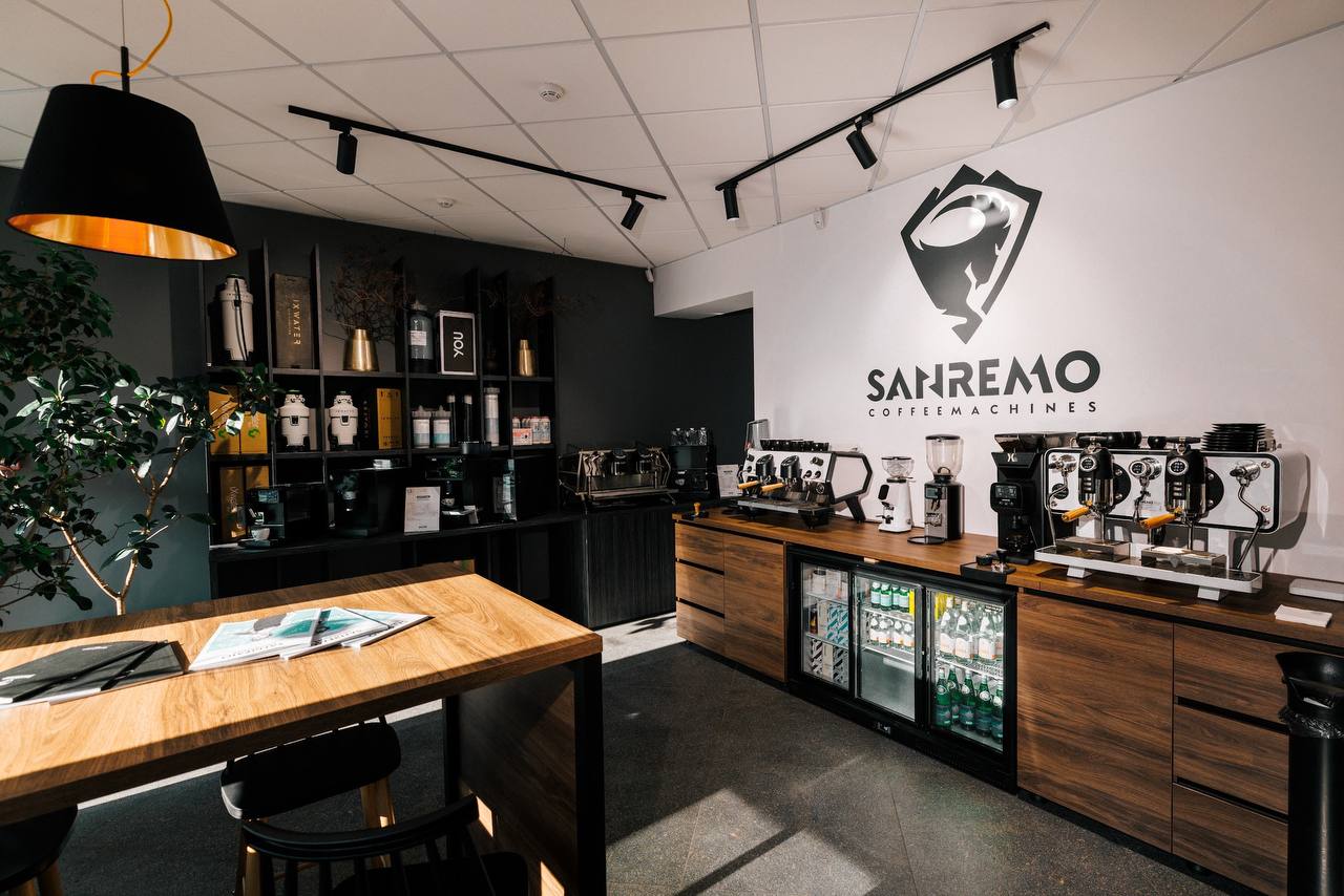 Mmmm... știi mirosul ăla de cafea care te cucerește imediat de cum intri într-o cafenea? Acesta, dar și gustul impecabil al unei cafele excelente le oferă un echipament pe măsură