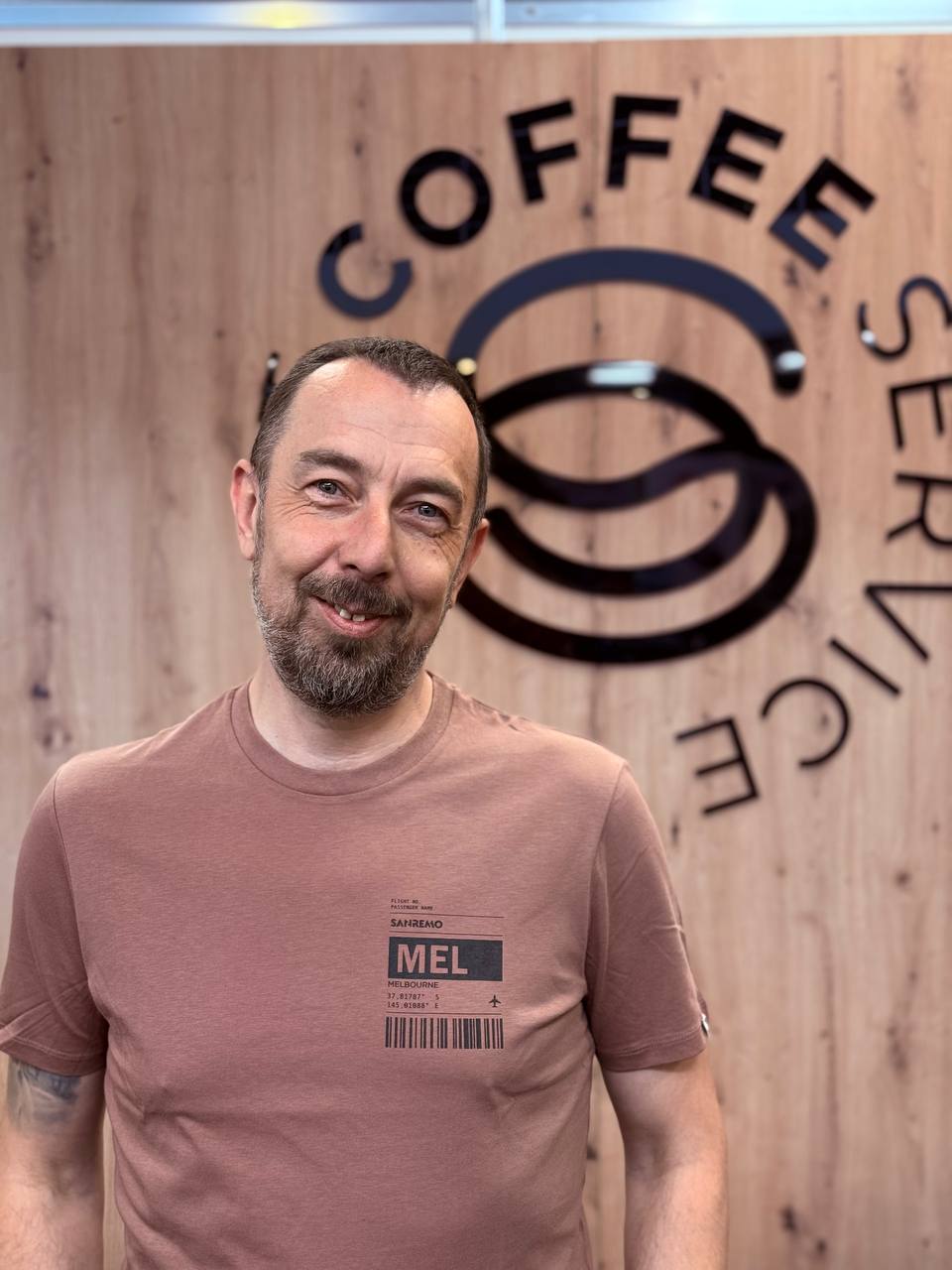 Știți ce faceți mâine? Dacă nu, arunc o idee: Un campion al cafelei vine la Chișinău. Este vorba de Dorin Costea, campion al României 2025 în arta prăjirii cafelei. Acesta se va afla mâine la standul Smart Coffee Service, invitat special al companiei la expoziția Horeca Expo