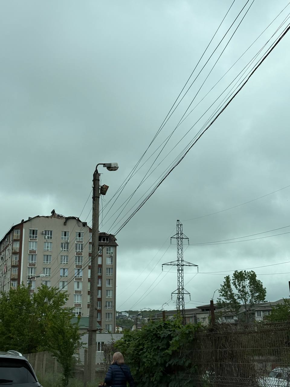 Incendiul de la Durlești, lichidat în totalitate. Flăcările au distrus circa 1500 m.p. din acoperișul blocului. În fotografia de mai jos se vede linia de înaltă tensiune ce trece exact pe lână bloc. În mod normal - construcțiile sunt interzise lângă liniile de înaltă tensiune