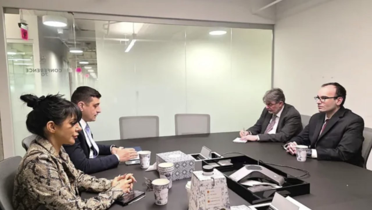 Consiliera lui George Simion și a fraților Tate, 3 ore în vama RM. Întâlniri cu „loiali” ai lui Șor. Mateea Petrescu, cunoscută inițial ca PR pentru frații Tate, a fost unul dintre consilierii de comunicare pentru liderul AUR, George Simion. Petrescu s-a deplasat sâmbătă în Republica Moldova. Potrivit Clujust, Mateea Petrescu l-a însoțit în aprilie 2025 pe George Simion în SUA și a reprezentat partidul AUR într-un contract de 1,5 milioane dolari cu o firmă de lobby din SUA