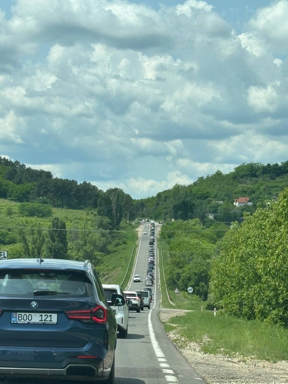 Traseul Chișinău - Leușeni, blocat pe porțiunea până la vila prezidențială de la Condrita, unde părinții și copiii fac coadă pentru a sărbători 1 iunie