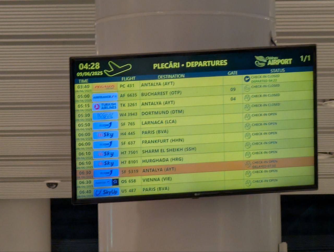 Dimineața devreme, înainte ca sistemele informaționale de la Aeroport să cadă, erau planificate tocmai 11 zboruri timp de 1 ora și 40 minute