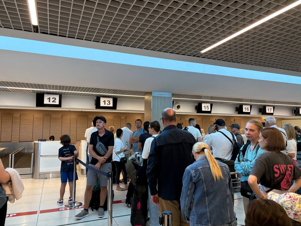 Personalul de la aeroport lucrează la capacitate maximă pentru a face față situației. Panourile electronice au fost înlocuite cu foi la porțile de check in și îmbarcare