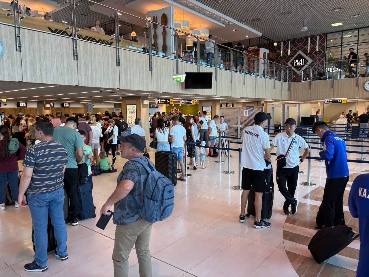 Update. Situația de la Aeroport: Cozile s-au format la porțile de check-in, în zona de verificare bagaje nu este aglomerație
