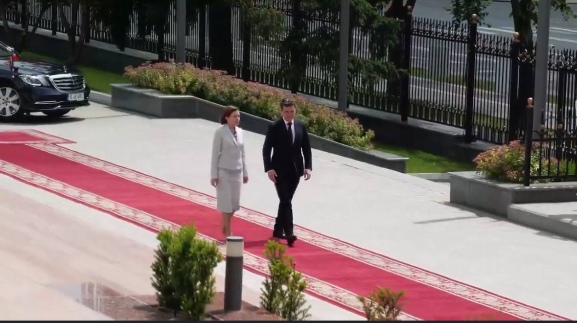 Președintele României a ajuns la Chișinău. Nicușor Dan, întâmpinat de Maia Sandu