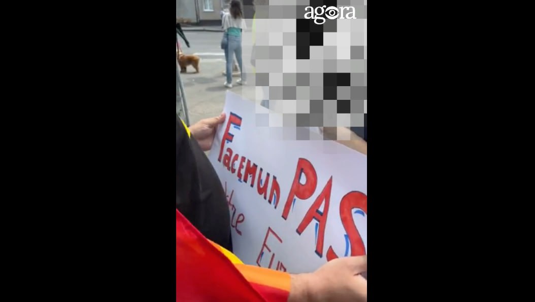‍🌈 Marșul PRIDE de ieri. Pancarte misterioase cu „PAS” la marșul LGBTQ. Tinerele nu au putut explica proveniența lor. Inițial, acestea au sugerat că ar reprezenta o „organizație elvețiană”. Totuși, nu au putut explica cu ce se ocupă organizația și care este proveniența pancartelor. „A fost pur și simplu sarcina mea”, a spus una dintre tinere, fiind confruntată de organizatori. Cu toate acestea, ea a declarat că nu cunoaște persoana care i-a atribuit „sarcina”
