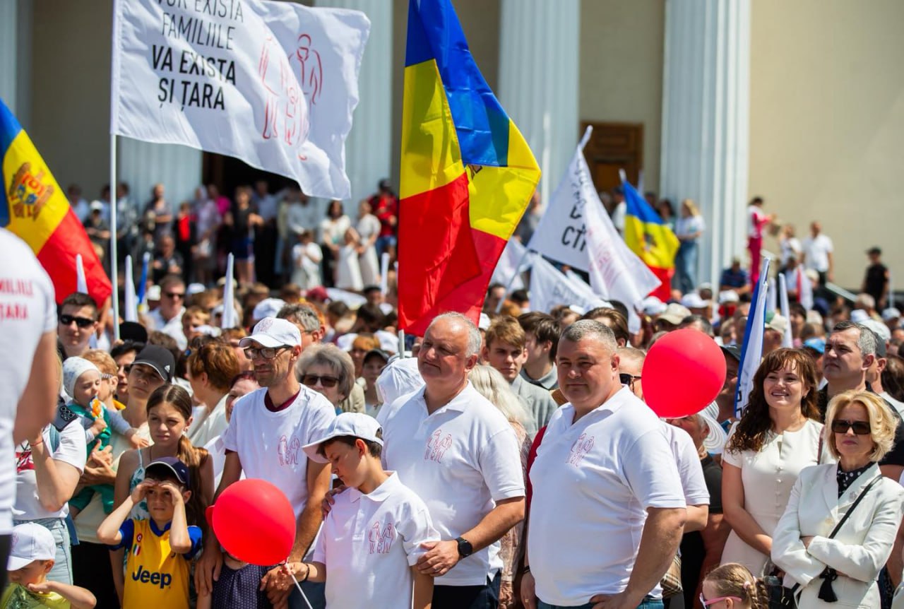 ‍👩‍👦‍👦 În paralel cu marșul comunității LGBTQ, Igor Dodon și PSRM au organizat ieri în centrul Capitalei marșul familiei: Marșul a pornit din fața Academiei de Studii Economice din Moldova și s-a încheiat cu o rugăciune și un miting în scuarul Catedralei Mitropolitane „Nașterea Domnului”. Vorbitorii la miting – reprezentanți ai familiilor numeroase, nu doar din capitală, ci și din diverse colțuri ale țării, au subliniat că instituția familiei tradiționale este temelia societății și a statului nostru, subliniind că „familia înseamnă mamă, tată și copii – și nimic altceva”, „familia și copiii sunt o fericire pe care fiecare trebuie să o trăiască”