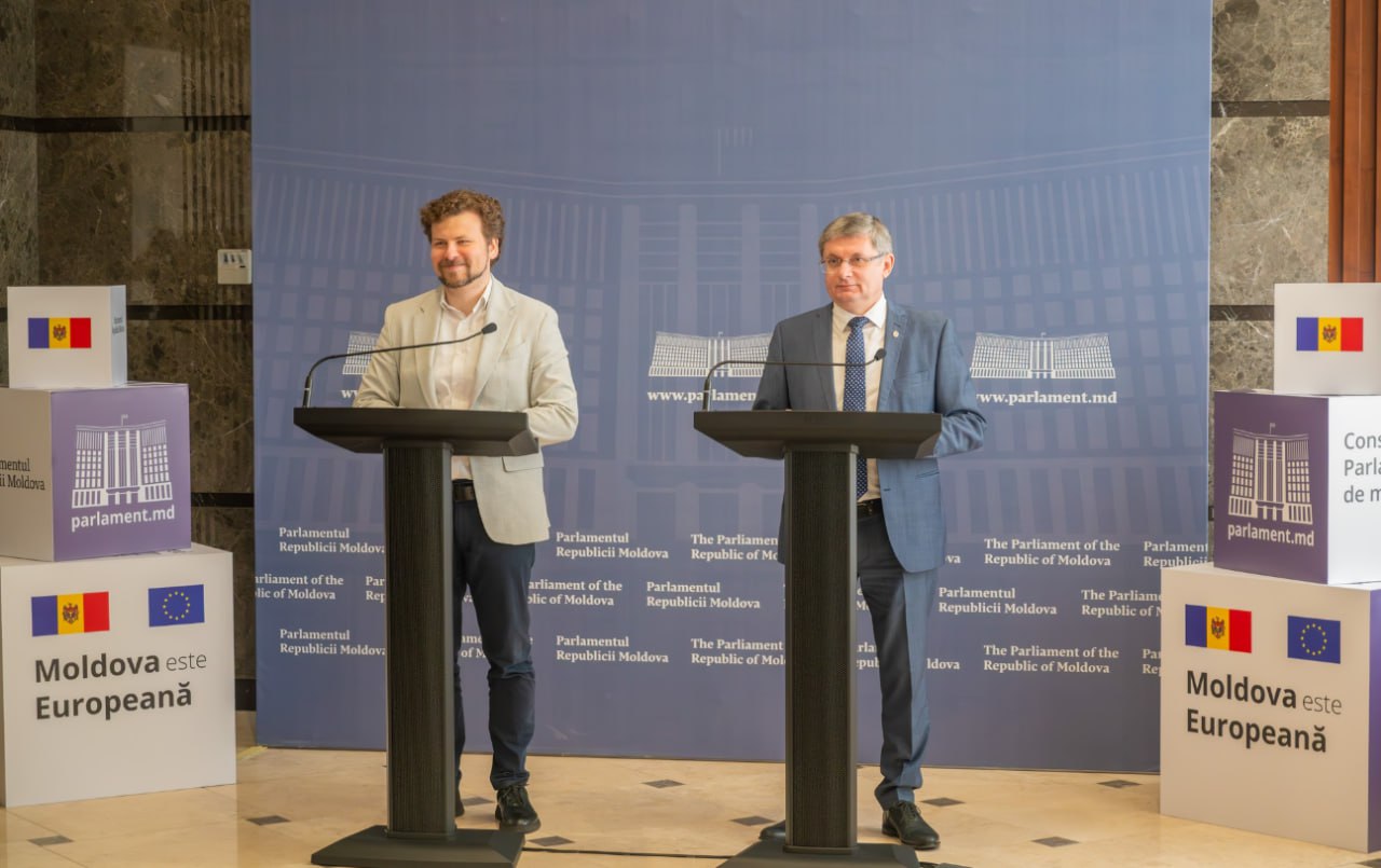 Ajutor de 1000 de lei pentru fiecare școlar înscris în clasele 1-9. PAS anunță, în an electoral, că fracțiunea sa din Parlament va vota o rectificare la bugetul de stat prin care va fi acordat un ajutor de câte 1000 de lei pentru copiii din clasa 1 până în clasa a 9-a